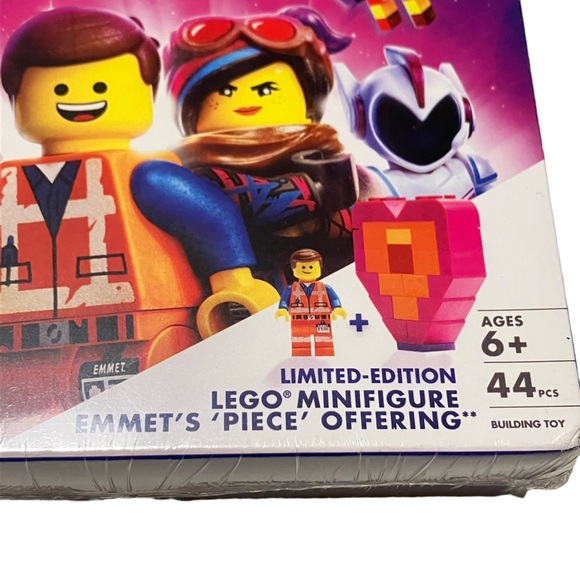 NEW The Lego Movie 2 Blu-Ray DVD & Digital with Minifigure - Picture 2 of 5